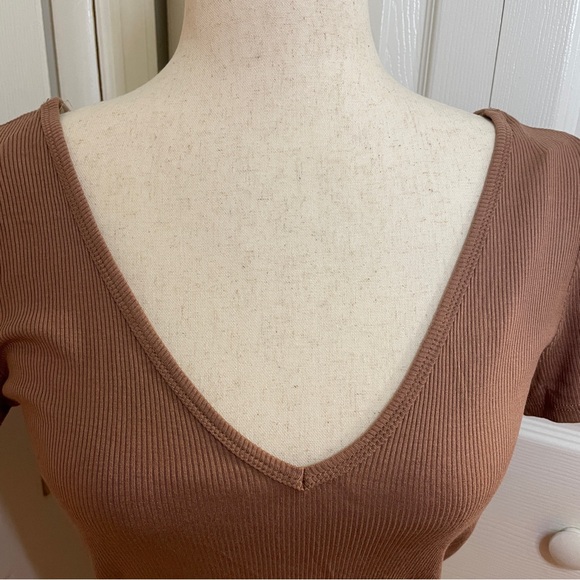 Fashion Nova “Victoria” v-neck crop top - Picture 4 of 6